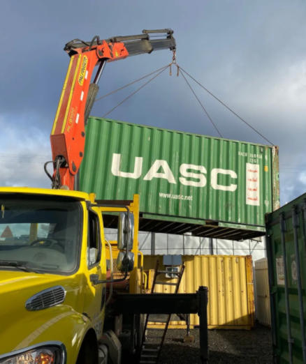 Servicio de izaje de containers con grúa especializada — TodoTainer, Osorno, Región de Los Lagos